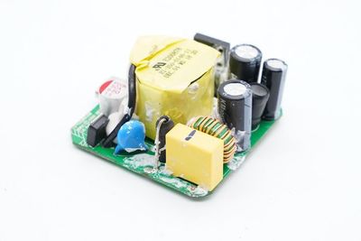 Hama 33W QC4+充電器拆解 德式設計中國制造，環球兼容品質